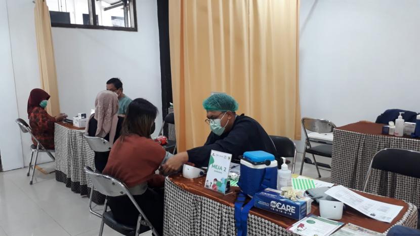 Divisi Onkologi (One Onco) PT Kalbe Farma Tbk berkolaborasi dengan Yayasan Kanker Indonesia (YKI) Jawa dan Rumah Sakit Hermina Pasteur Bandung mengadakan sentra vaksinasi Covid-19 bagi pasien berkebutuhan khusus. 