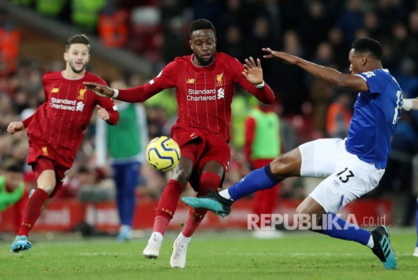 Divock Origi (kiri) dan  Yerry Mina (kanan) pada laga Liga Inggris antara Liverpool dan Everton di Anfield Stadium, Liverpool, Kamis (5/12) dini hari .