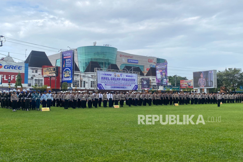  DIY resmi menggelar Operasi Keselamatan Progo 2025 yang ditandai dengan apel gelar pasukan di halaman Mapolda DIY, Senin (10/2/2025). 