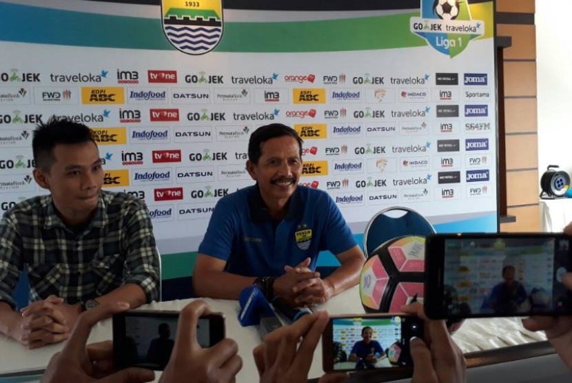 Djadjang Nurdjaman (kanan) saat hadir dalam konferensi pers laga Persib vs Persiba, Sabtu (10/6).