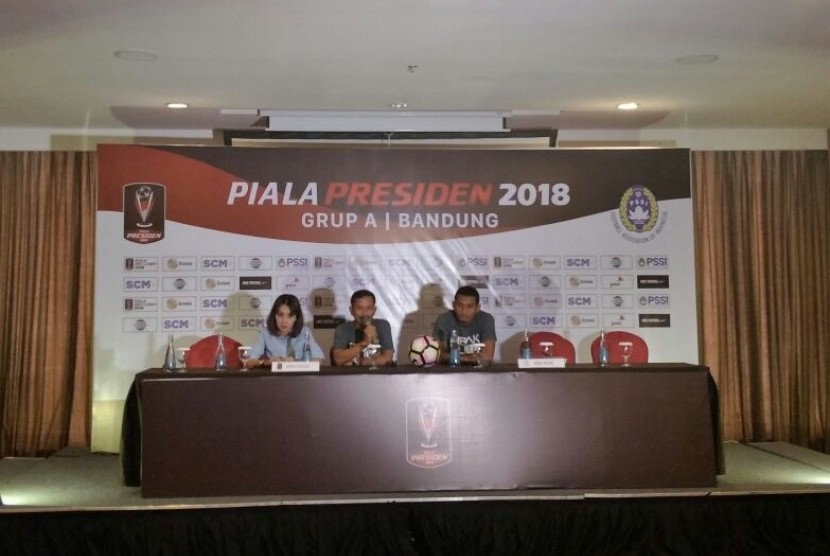 Djadjang Nurdjaman (tengah) dalam konferenspi pers jelang laga PSMS kontra Persib, Kamis (25/1).