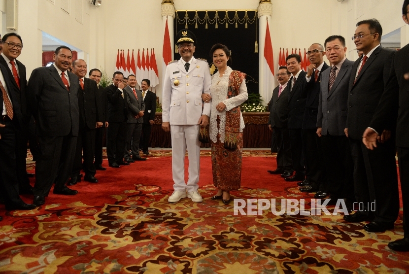 Djarot Saiful Hidayat bersama istri berfoto usai mengikuti pengambilan sumpah pada acara plantikan Gubernur DKI Jakarta oleh Presiden Joko Widodo di Istana Negara, Jakarta, Kamis (15/6).