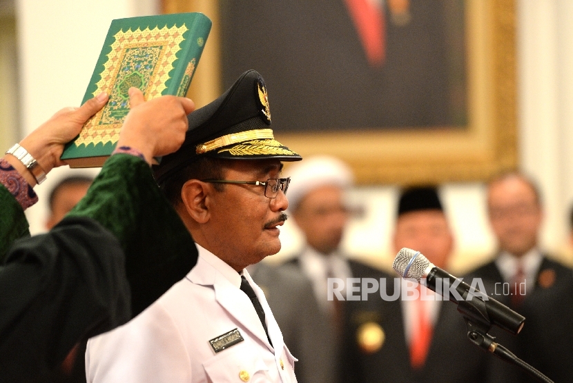Djarot Saiful Hidayat mengikuti pengambilan sumpah pada acara plantikan Gubernur DKI Jakarta oleh Presiden Joko Widodo di Istana Negara, Jakarta, Kamis (15/6). 