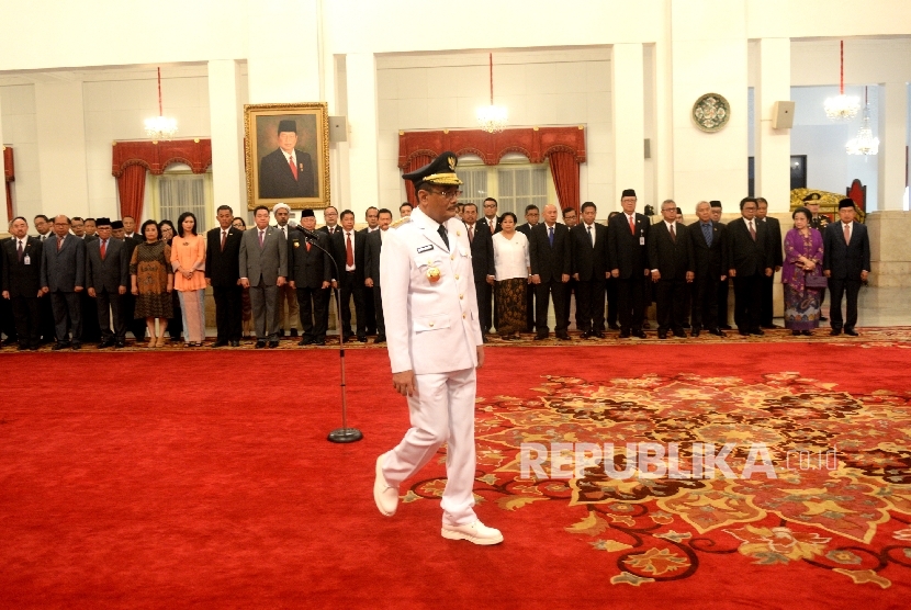 Djarot Saiful Hidayat mengikuti pengambilan sumpah pada acara plantikan Gubernur DKI Jakarta oleh Presiden Joko Widodo di Istana Negara, Jakarta, Kamis (15/6). 