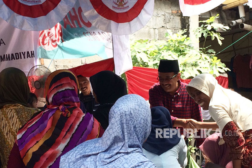 Djarot Saiful Hidayat saat mendatangi warga RT 05/12, Kelurahan Jatinegara, Kecamatan Cakung, Jakarta Timur, Rabu (29/3), ia janji bangun masjid raya di Jakarta Timur dan Jakarta Selatan.  saat mendatangi warga RT 05/12, Kelurahan Jatinegara, Kecamatan Cak