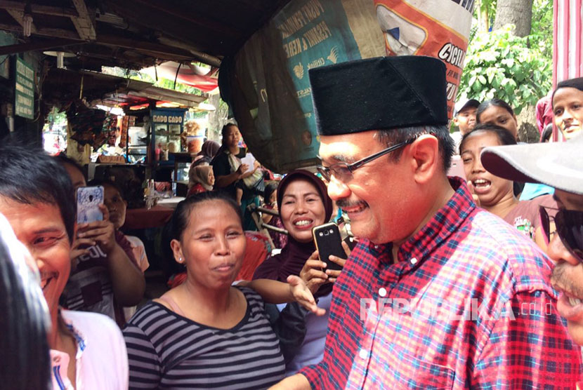 Djarot Saiful Hidayat saat mendatangi warga RT 05/12, Kelurahan Jatinegara, Kecamatan Cakung, Jakarta Timur, Rabu (29/3), ia janji bangun masjid raya di Jakarta Timur dan Jakarta Selatan.  