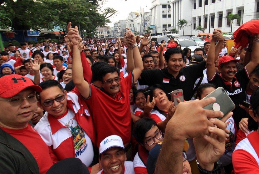 Djarot Saiful Hidayat (tengah) saat mengikuti kirab kebangsaan bersama masyarakat di Medan, Sumatera Utara, Minggu (21/1).  