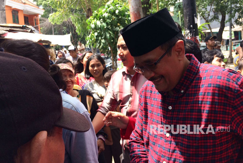 Djarot Saiful Hidayat saat mendatangi warga RT 05/12, Kelurahan Jatinegara, Kecamatan Cakung, Jakarta Timur, Rabu (29/3), ia janji bangun masjid raya di Jakarta Timur dan Jakarta Selatan.