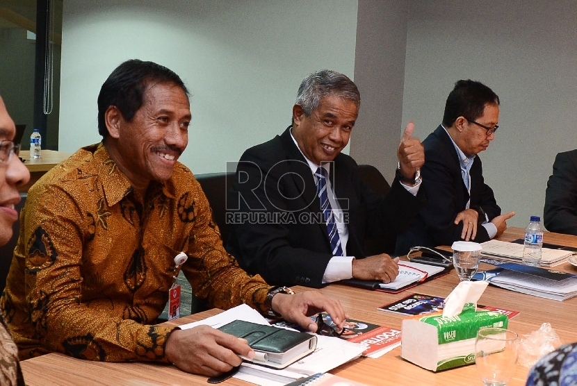 Djohar Arifin (tengah) didampingi Sekjen PSSI, Joko Driono (kanan), melakukan pertemuan bersama Deputi IV Bidang Peningkatan Prestasi dan Olahraga Menpora, Djoko Pekik Irianto (kiri) di ruang rapat PSSI, Jakarta Selatan, Rabu (28/1). (Republika/Raisan Al F