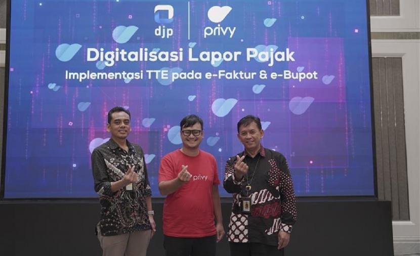 DJP menggandeng Privy, salah satu PSrE (Penyedia Sertifikat Elektronik) di Indonesia yang telah berinduk ke Kementerian Komunikasi dan Informatika (Kominfo) RI dalam menyediakan tanda tangan elektronik (TTE) tersertifikasi untuk pelaporan pajak. 
