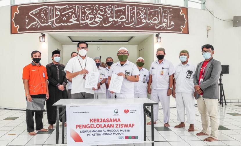  DKM Al Haqqul Mubiin PT Astra Honda Motor sepakat tandatangani kerja sama dengan Rumah Zakat untuk mengoptimalkan dana wakaf yang dikelola dari karyawan PT Astra Honda Motor pada hari ini rabu 24 Maret 2021 di Masjid Al Haqqul Mubiin PT Astra Honda Motor, Plant 3 Cikarang. 