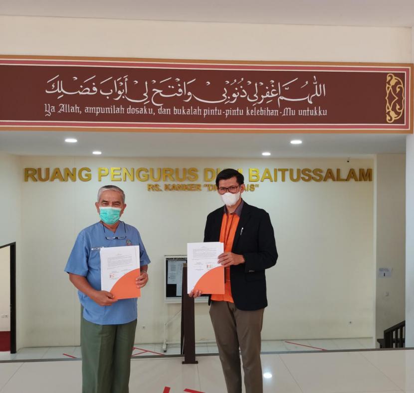 DKM Baitussalam RS Kanker Dharmais melaksanakan MoU kerja sama pengelolaan dana zakat karyawan dan dokter dengan Rumah Zakat.