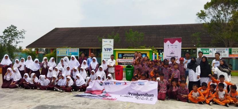 DKM Masjid Ash Shomad membersihkan 12 unit bangunan masjid dan 6 sekolah di kawasan Pontang- Tirtayasa, Serang, Banten.