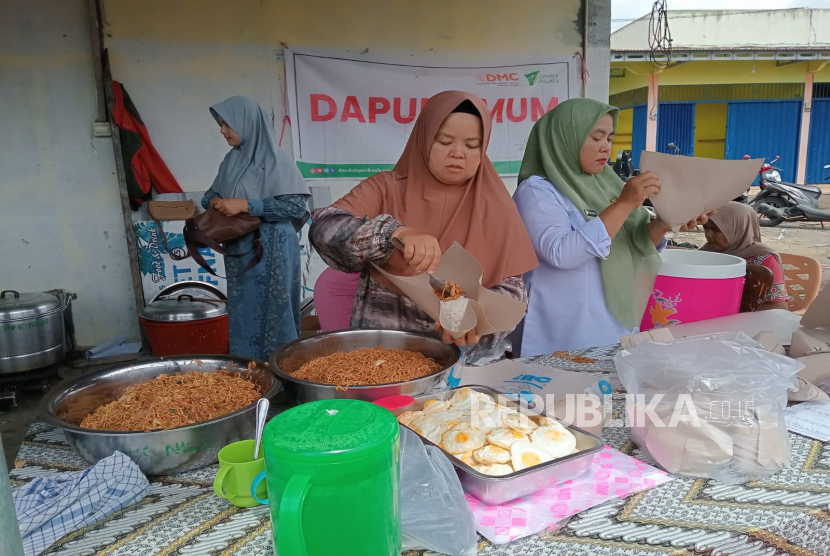 Respons Cepat DMC Dompet Dhuafa Gulirkan Dapur Umum Hingga Air Bersih Bagi Penyintas Banjir Sumbar