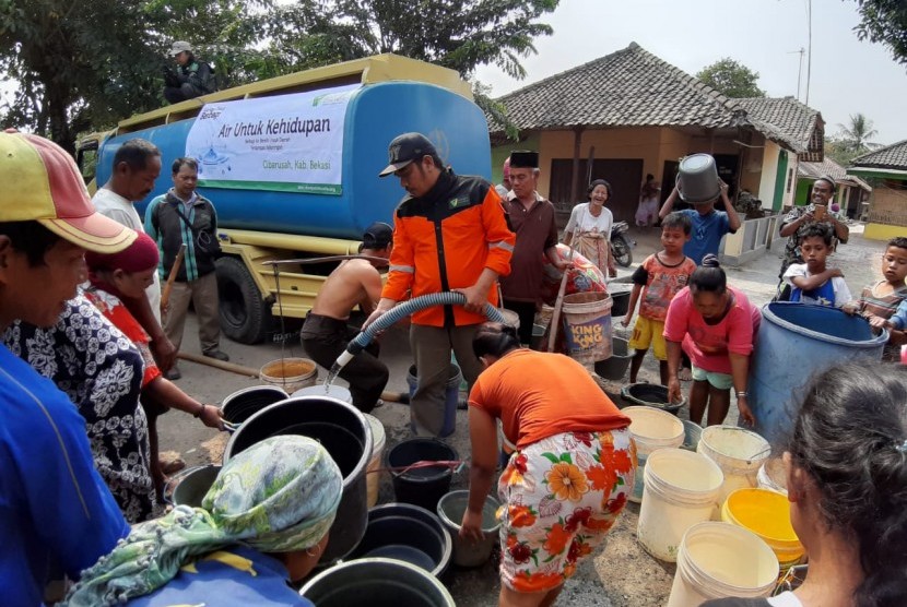 DMC Dompet Dhuafa mendistribusikan lebih dari seratus ribu liter air bersih ke tiga kabupaten di Jawa Barat yang dilanda musim paceklik berkepanjangan. Ketiga kabupaten tersebut yakni Kabupaten Bogor, Kabupaten Bekasi, dan Kabupaten Bandung.
