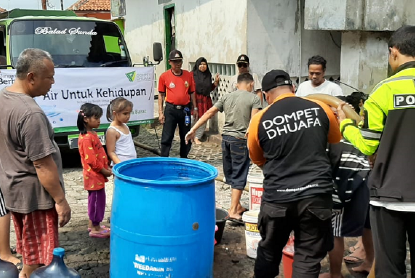 DMC Dompet Dhuafa salurkan bantuan ratusan ribu liter air bersih.