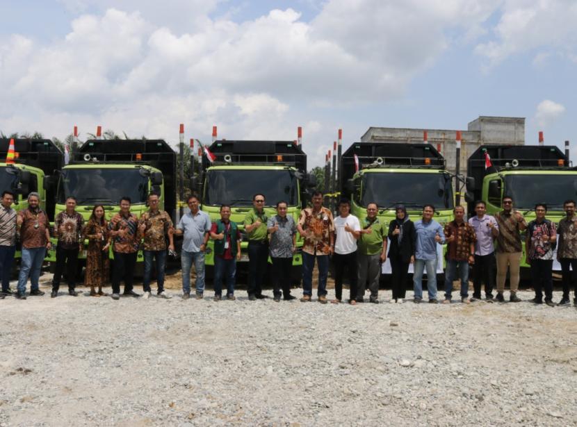 DNR Corporation menyediakan 500 armada truk tunton untuk pengangkutan kayu PT RAPP Group dan PT ITCI Hutani Manunggal.