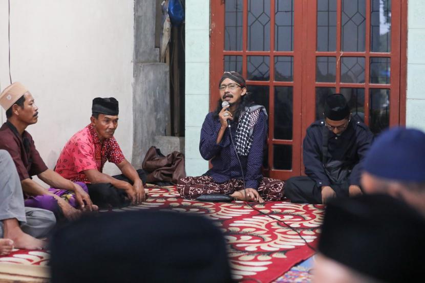 Doa bersama dan khataman Al Quran menjelang waktu berbuka puasa di Ponpes Qudussalam Sorkam. 