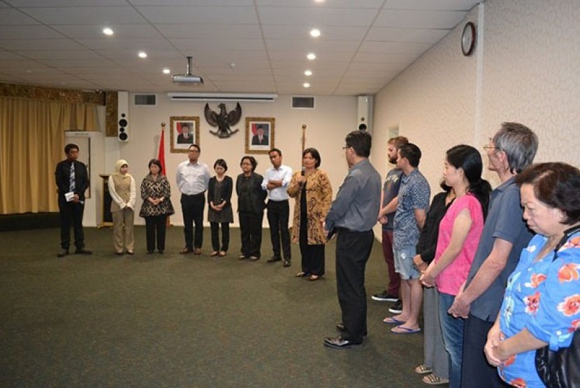 Doa bersama di KJRI Melbourne hari Rabu (31/12) lalu dihadiri keluarga Kevin Alexander (sebelah kanan gambar).