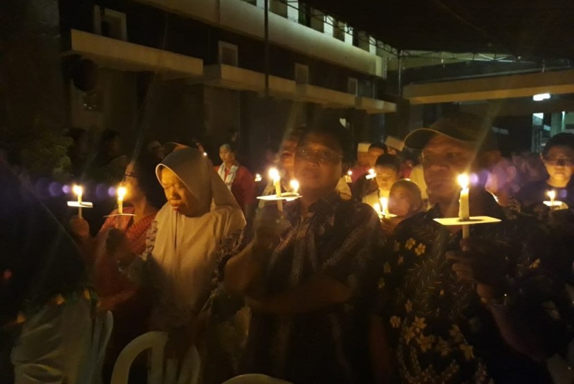 Doa bersama lintas agama digelar dalam rangka memperingati satu tahun tragedi bom yang mengguncang Surabaya. Doa bersama lintas agama tersebut digelar di Gereja Santa Maria tak Bercela, Jalan Ngagel Madya, Bratajaya, Surabaya, Senin (13/5) malam.