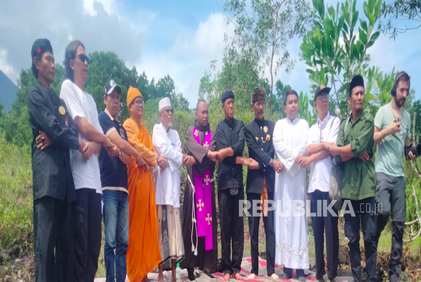 Doa Bersama Lintas Iman di Gunung Lemonang, 