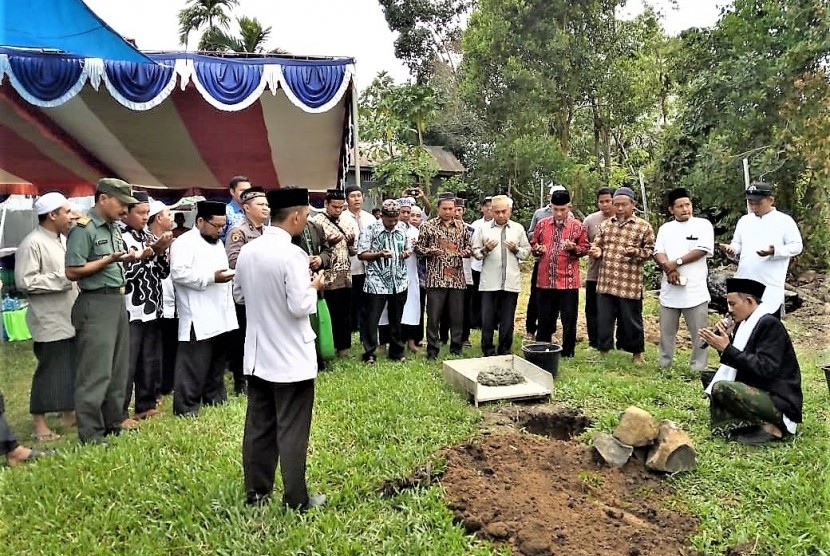 Doa bersama usai peletakan batu pertama pembangunan SD Integral Hidayatullah Kutai Barat oleh Wakil Bupati Kutai Barat, Ediyanto Arkan.