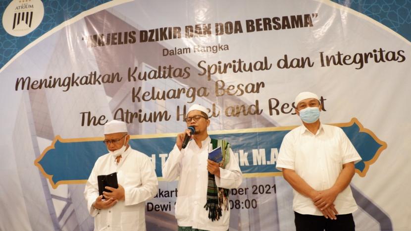 Doa bersama Ustaz Tajul Muluk dalam peringatan Maulid Nabi SAW di The Atrium Hotel and Resort Yogyakarta.