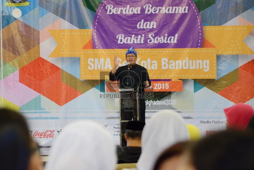 Doa Bersama: Wakil Wali Kota Bandung, Oded M Danial memberikan sambutan pada acara 'Doa Bersama dan Bakti Sosial SMA Se_Kota Bandung' di Aula Pusdai, Jl Diponegoro, Rabu (8/4). 