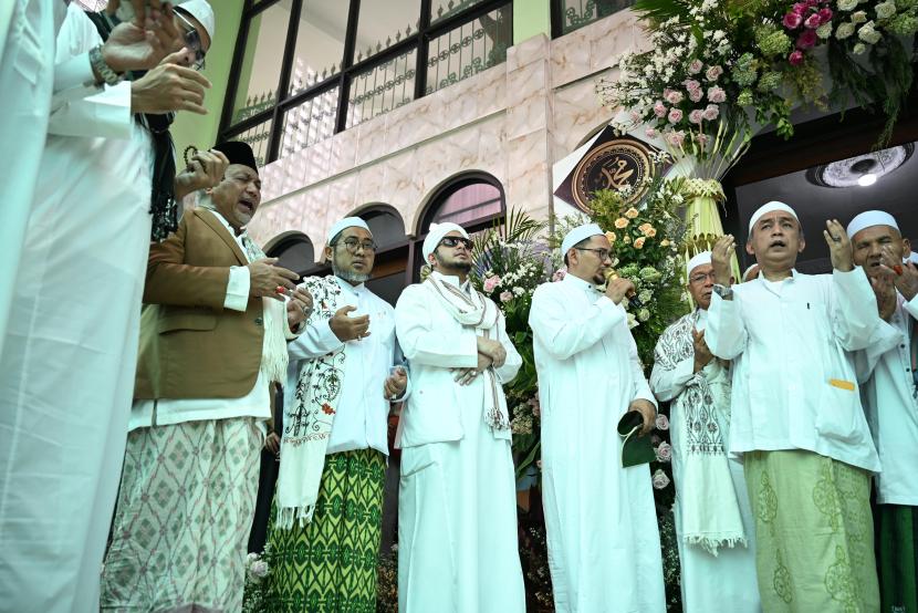 doa Doa dan dukungan diberikan Habib Hanif Alatas pada pasangan ASIH.