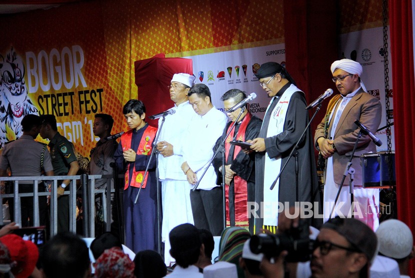 Doa Lintas Agama di BSF Cap Go Meh. Enam pemuka agama dari masing-masing kepercayaan melantunkan doa dalam kegiatan Bogor Street Festival Cap Go Meh, Selasa (19/2).
