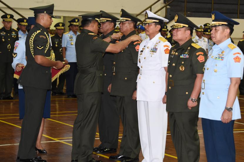 Dodik Widjanarko saat dilantik Panglima TNI 2015-2017 Jenderal Gatot Nurmantyo menjadi Danpuspomad dengan pangkat Mayjen.