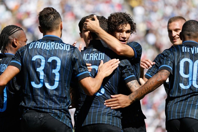 Dodo merayakan gol bersama Mauro Icardi.