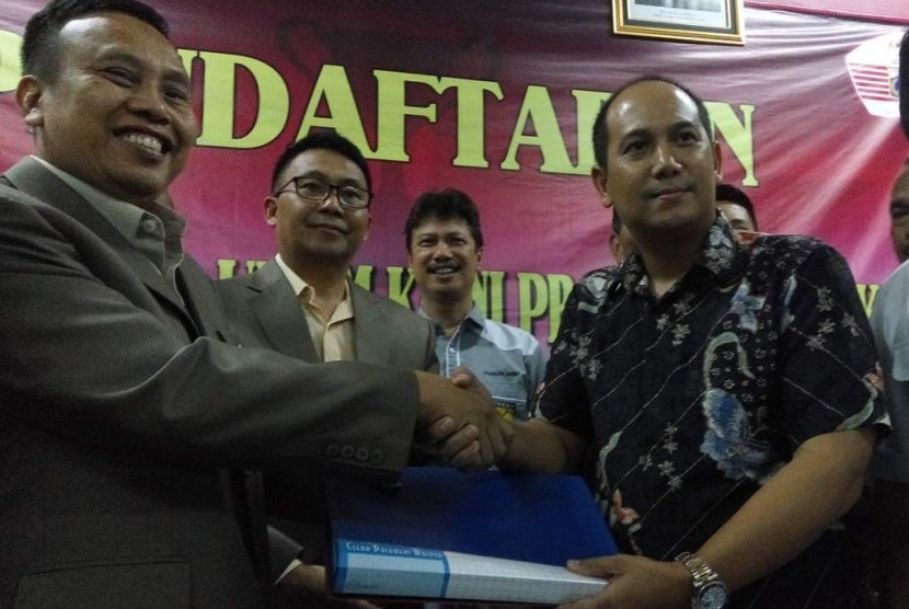Dody Rahmadi Amar (kanan) menyerahkan berkas pendaftaran calon ketua umum KONI DKI kepada Ketua Tim Penjaringan dan Penyaringan (TPP) Budi Pramono di Gedung KONI DKI, Cempaka Putih, Jakarta, Selasa (18/4).