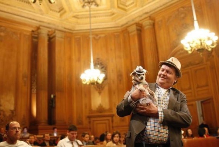 Dog owner Dean Clark presents Frida, a female Chihuahua, as the San Francisco Board of Supervisors issues a special commendation naming Frida 'Mayor of San Francisco for a Day' in San Francisco, California November 18, 2014.