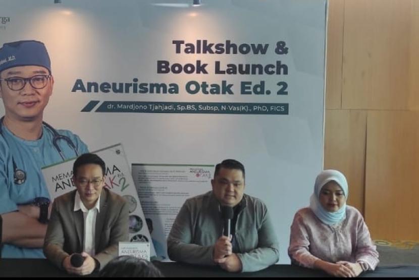 Dokter Ahli Bedah Saraf RS Mitra Keluarga Kelapa Gading, dr Mardjono Tjahjadi PhD (kanan) meluncurkan buku bertajuk “Memahami Aneurisma Otak Ed. 2”