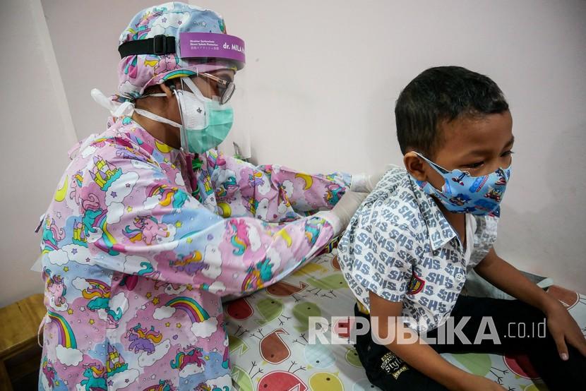 Dokter anak yang menggunakan APD bertema kartun bersiap memeriksa pasien di RSIA Tambak, Jakarta, Kamis (18/6/2020). Ada sejumah kondisi darurat yang membuat anak segera memerlukan perawatan medis.