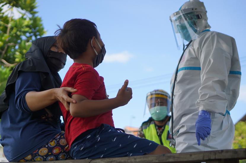 Dokter berbincang dengan pasien anak berstatus OTG (Orang Tanpa Gejala) Covid-19 di halaman samping mess karantina Rusunawa IAIN Tulungagung, Tulungagung, Jawa Timur, Senin (22/6). Hingga pekan ini, tercatat 1.137 anak di Jawa Timur terinfeksi Covid-19. (ilustrasi)