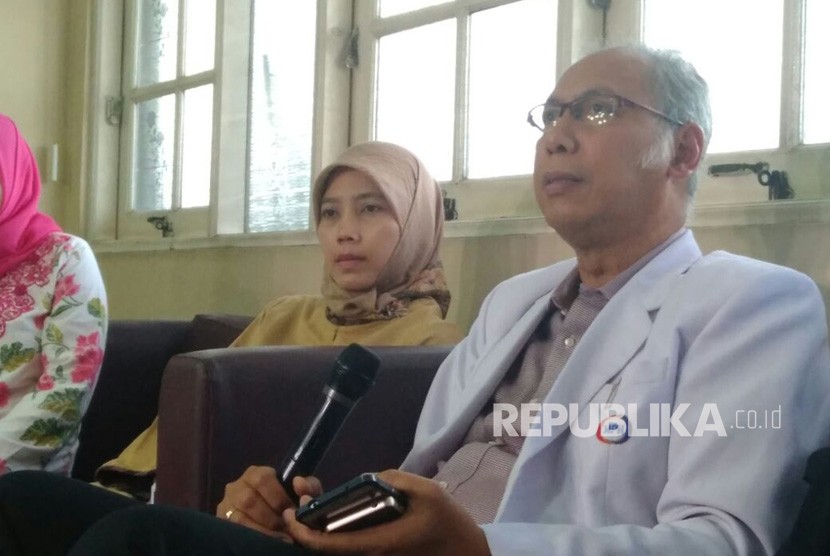 Internist Dr Bimanesh Sutarjo explains Setya Novanto condition at Medika Permata Hijau hospital, South Jakarta, on Friday (November 17, 2017). 