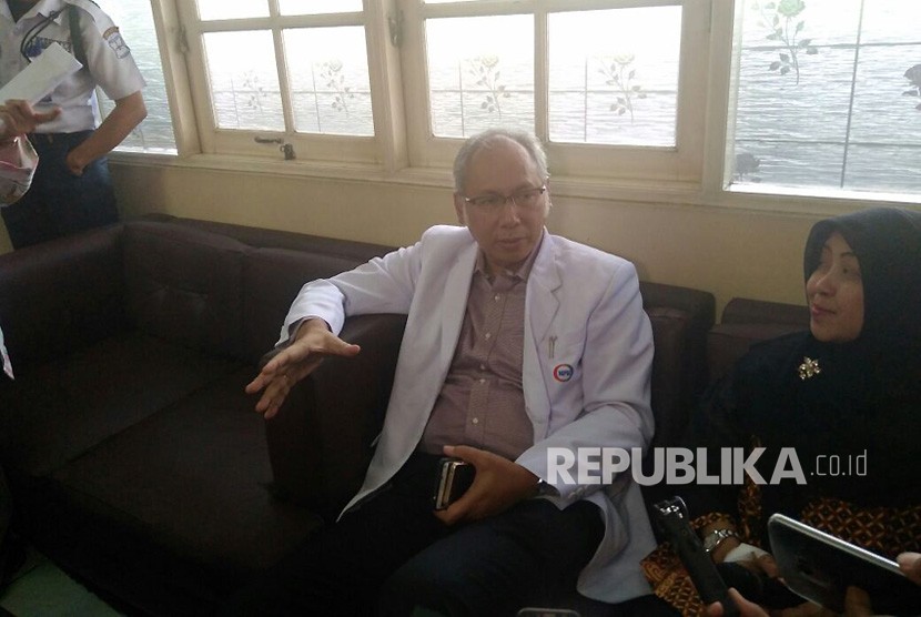Doctor Bimanesh Sutarjo explains Setya Novanto condition at Medika Permata Hijau hospital, South Jakarta, Friday, November 17, 2017.