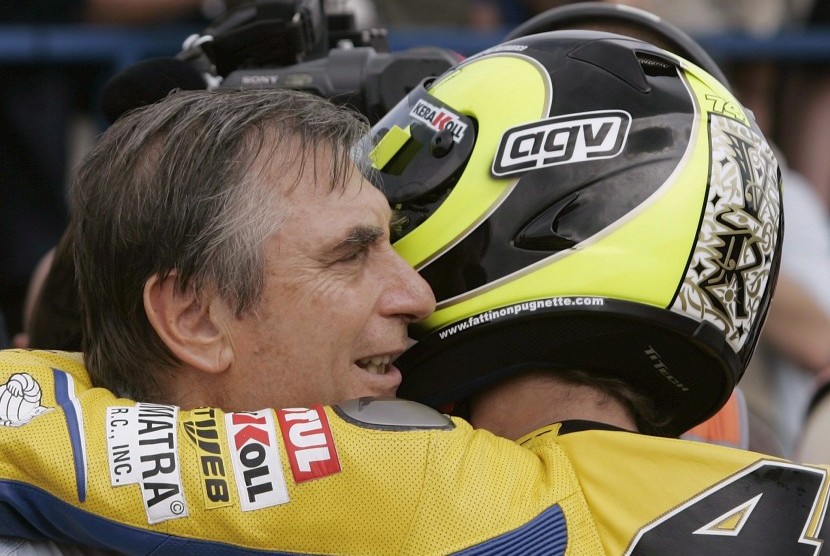 Dokter Claudio Marcello Costa (kiri) bersama Valentino Rossi.