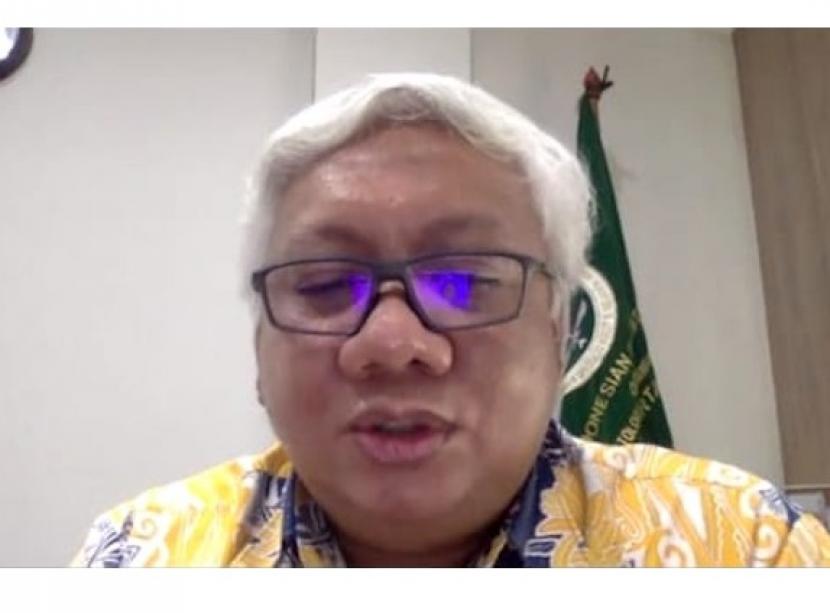 Dokter Danang Tri Wahyudi, Sp. KK memberikan penjelasan dalam webinar Yayasan Kanker Payudara Indonesia (YKPI) dengan tema “Tetap Cantik Selama Pengobatan Kemoterapi dan Radiasi, Tips Perawatan Kulit dan Mencegah Efek Samping