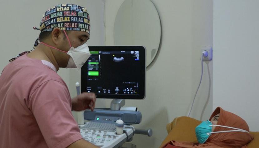 Dokter tengah melakukan pengecekan rahim pasien. Indonesia Kekurangan 30 Ribu Dokter Spesialis