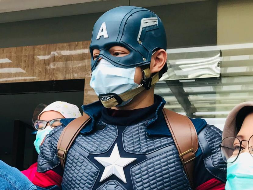 Dokter di RS Vania Kota Bogor, Dr. Rollando Erric Manibuy mengenakan kostum Captain America saat menyuntik lansia tertua penerima vaksin Covid-19, Wirjawan Hardjamulia, Selasa (20/4). 