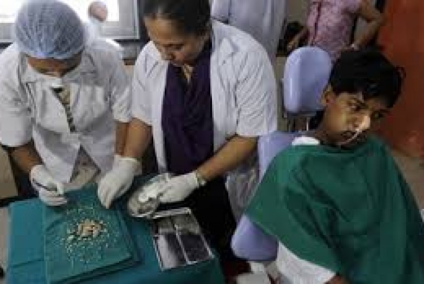 Dokter gigi di Mumbai sedang menangani Ashik Gavai 