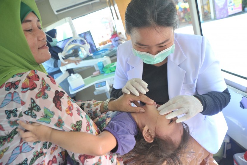 Dokter gigi memeriksa gigi dan mulut peserta pada peringatan Hari Kesehatan Nasional tingkat Provinsi Sumsel di Taman Purbakala Kerajaan Sriwijaya (TPKS) Palembang, Sabtu (17/11/2018).