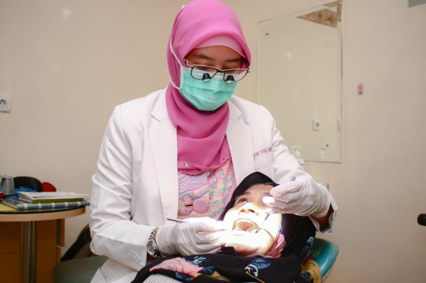 Dokter gigi RS Sari Asih Ciputat membagikan tips mengatasi bau mulut.