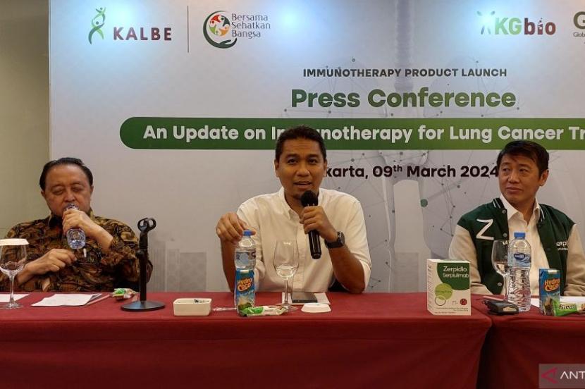 Dokter konsultan hematologi onkologi Rumah Sakit Cipto Mangunkusumo (RSCM) Jakarta, Dr dr Andhika Rachman SpPD-KHOM (tengah) dalam konfrensi pers peluncuran serplulimab di Jakarta, Sabtu (9/3/2024).