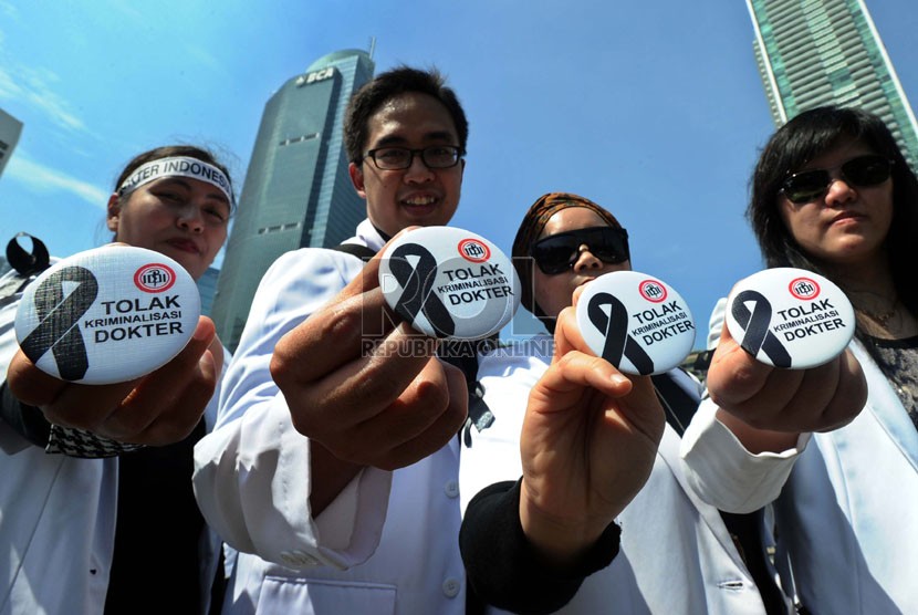 Sejumlah dokter melakukan aksi solidaritas tolak kriminalisasi dokter di kawasan Bundaran Hotel Indonesia, Jakarta, Rabu (27/11).  (Republika/Tahta Aidilla)