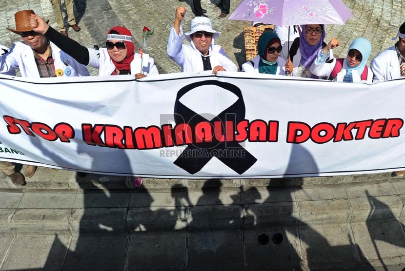 Sejumlah dokter melakukan aksi solidaritas tolak kriminalisasi dokter di kawasan Bundaran Hotel Indonesia, Jakarta, Rabu (27/11).  (Republika/Tahta Aidilla)