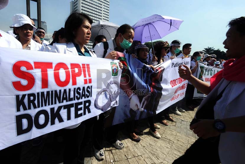  Sejumlah dokter melakukan aksi solidaritas tolak kriminalisasi dokter di kawasan Bundaran Hotel Indonesia, Jakarta, Rabu (27/11).  (Republika/Tahta Aidilla)
